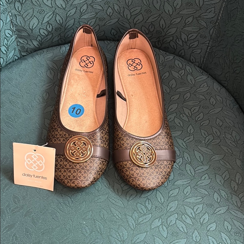 Daisy Fuentes Brown Flats with Gold Accent